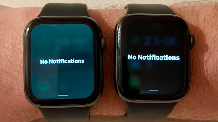 在左侧Apple Watch上运行的watchOS 9.5。(图片来源：u/whosyourdaddy)
