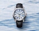 Citizen AQ4090-08A 腕表以靛蓝色和纸为背景展示,突显了手工制作表盘上如蓝雾般的纹理。
