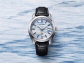 Citizen AQ4090-08A 腕表以靛蓝色和纸为背景展示，突显了手工制作表盘上如蓝雾般的纹理。