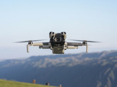 飞行中的 DJI Mini 5 Pro。(图片来源：Roland Quandt 提供） 