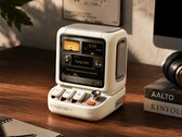 Divoom 将桌面音箱与 3.95 英寸显示屏相结合。