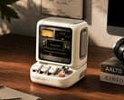 Divoom 将桌面音箱与 3.95 英寸显示屏相结合。
