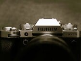 图中所示的富士X-T5预计很快将推出新款机型。