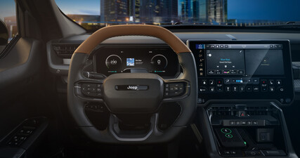 Recon 的数字驾驶舱配备 14.5 英寸触摸式中央显示屏和 12.3 英寸驾驶员显示屏。特殊的越野应用程序可在崎岖地形中协助导航。(图片来源：吉普）