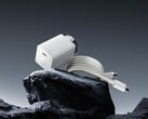 OnePlus 的新型 GaN 充电器外形像一个瓶子。(图片来源：OenPlus）