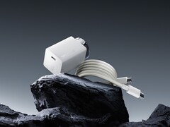 OnePlus 的新型 GaN 充电器外形像一个瓶子。(图片来源：OenPlus）