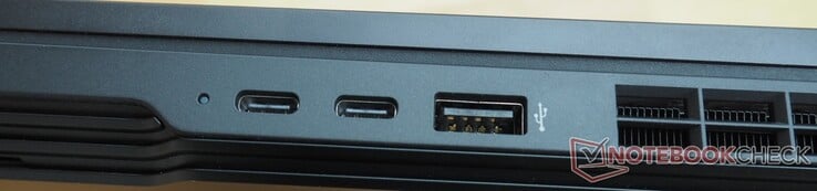 在右边：2个USB-C 3.2 Gen 2（包括DisplayPort），USB-A 3.2 Gen 2
