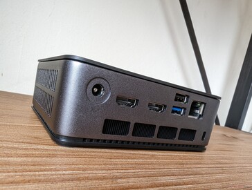 后部交流适配器、2 个 HDMI 2.1、USB-A 2.0、USB-A 3.2 Gen.2、2.5 Gbps RJ-45、Kensington 锁插槽