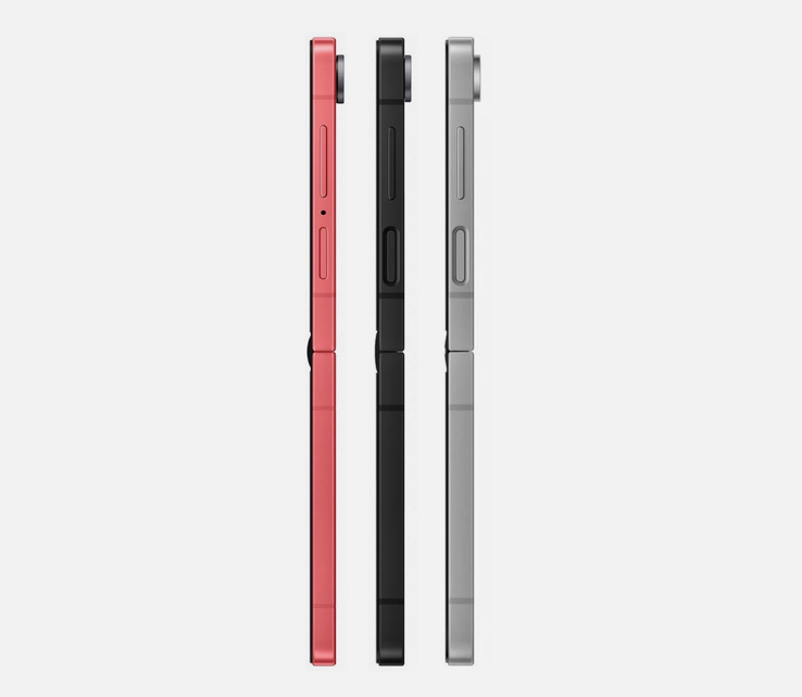 三星Galaxy Z Flip7（左）与Galaxy Z Flip7 FE（中）和Galaxy Z Flip6（右）的对比。