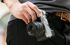 虽然 A7C 广受好评，但操作性和实用性是人们对这款小型相机的普遍抱怨。(图片来源：索尼）