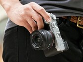 虽然 A7C 广受好评，但操作性和实用性是人们对这款小型相机的普遍抱怨。(图片来源：索尼）