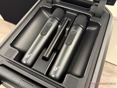 盖子下的两个麦克风...