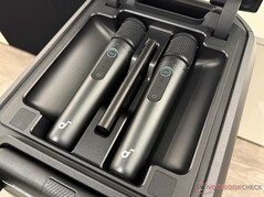 盖子下的两个麦克风...