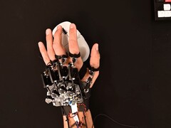 使用游戏鼠标时绑在手上的 DIY 外骨骼装置（图片来源：Basically Homeless/YouTube）