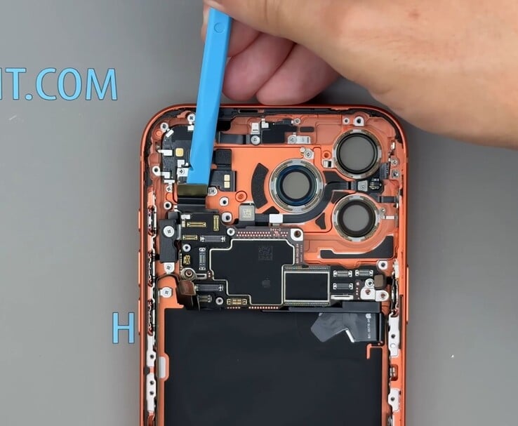 iPhone 17 Pro Max 的热图像显示后置摄像头周围的热量分布（图片来源：How-FixIT via YouTube）