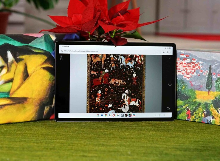 12.7 英寸显示屏提供 144 Hz 刷新率和 98% sRGB 覆盖率。