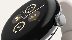 银色 Pixel Watch 2 搭配瓷质表带（图片来源：Google）