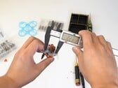 手持无人机的图片（图片来源：Hoarder Sam；截图）