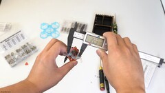 手持无人机的图片（图片来源：Hoarder Sam；截图）