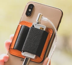 这款可选的磁吸式加密狗套可安装在任何支持MagSafe的手机上。