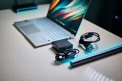 华硕 Vivobook S15 中的高通骁龙 X Elite SoC 几乎不需要电源适配器就能实现全部性能。(图片来源：Alex Waetzel / Notebookcheck）