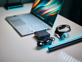 华硕 Vivobook S15 中的高通骁龙 X Elite SoC 几乎不需要电源适配器就能实现全部性能。(图片来源：Alex Waetzel / Notebookcheck）