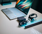 华硕 Vivobook S15 中的高通骁龙 X Elite SoC 几乎不需要电源适配器就能实现全部性能。(图片来源：Alex Waetzel / Notebookcheck）