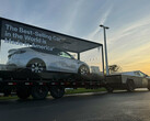 Cybertruck 牵引一辆 Model Y（图片：TeslaNewsWire/X）