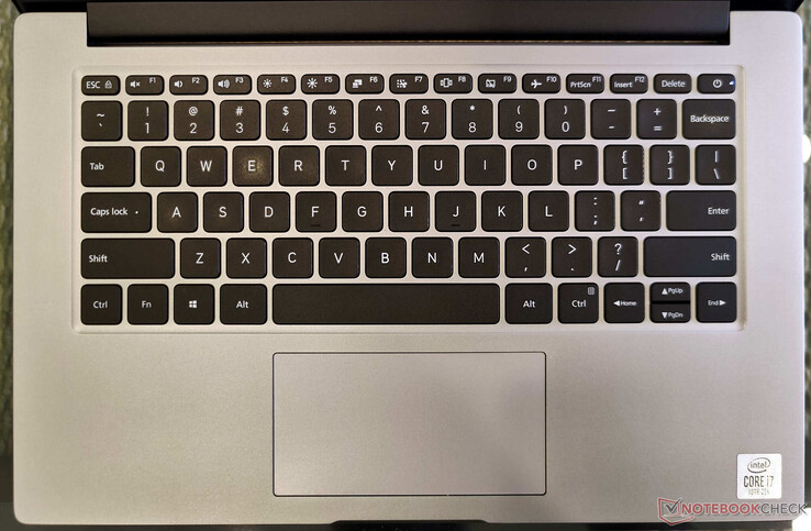 键盘缺乏背光，触摸板区域相当小