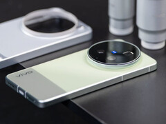 vivo X300 Ultra 拥有一个巨大的摄像头外壳。