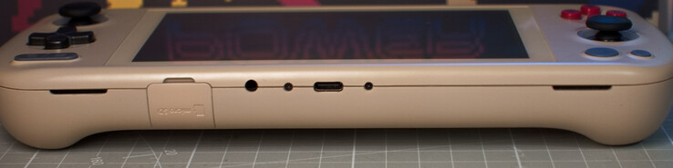 底部：microSD 读卡器（盖板下）；3.5 毫米耳机端口；USB C 4.0（DisplayPort、Power Delivery）