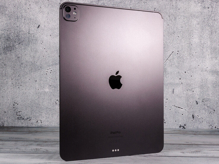 Apple 太空黑外观的 iPad Pro 后视图，显示其摄像头和Apple 徽标（图片来源：Notebookcheck）