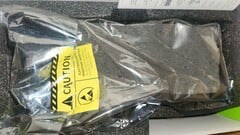 违规的 &quot;RTX 5080 &quot;GPU（图片来源：r/pcmasterrace/）。