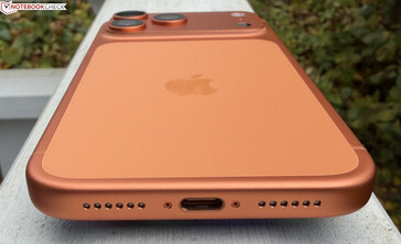 底部：麦克风、USB-C、音量