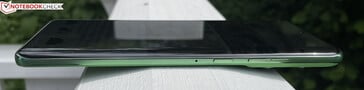 右：电源按钮、音量摇杆