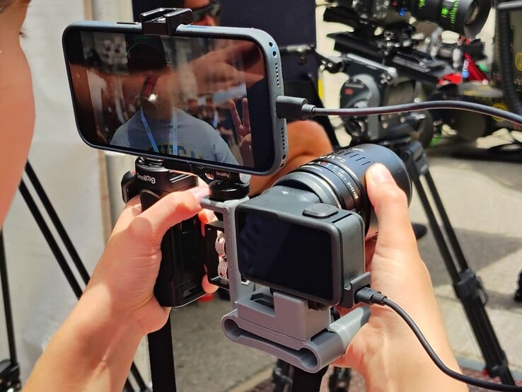 Mission 1 Pro ILS,配有 3D 打印卡口、左手 Small Rig 手柄、USB 连接的智能手机和 TTArtisan APS-C 40mm F2.8 微距镜头。