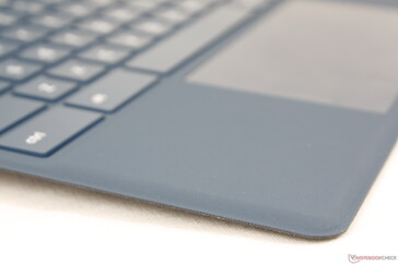 键盘底座从远处看像微软的Alcantara底座，但它略带橡胶，触感更薄。