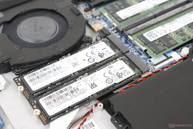 最多支持两个PCIe4 x4 SSD。我们的测试装置在发货时，两个驱动器不在RAID配置中，但如果需要，用户可以配置为RAID 0或1。