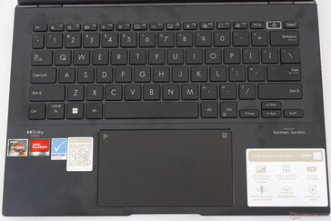 与Zenbook 14 UM425U相比，UM3402取消了沿右边缘的额外一列PgDn和PgUp键。