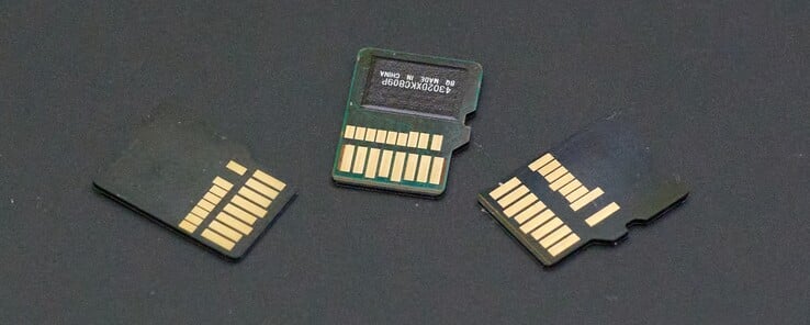 从左到右依次为Lexar Play Pro (EX)、Sandisk MicroSD Express (EX) 和 Nextorage M2 SE (UHS-II)。(图片来源：Andreas Sebayang/Notebookcheck.com)