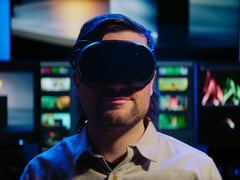 图中展示了一位佩戴Valve Steam Frame VR头显的游戏玩家