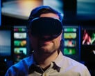 图中展示了一位佩戴Valve Steam Frame VR头显的游戏玩家