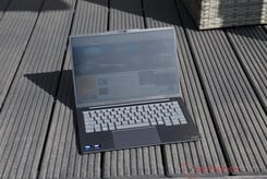 联想 ThinkBook 14x 在阳光明媚的户外环境中的使用情况