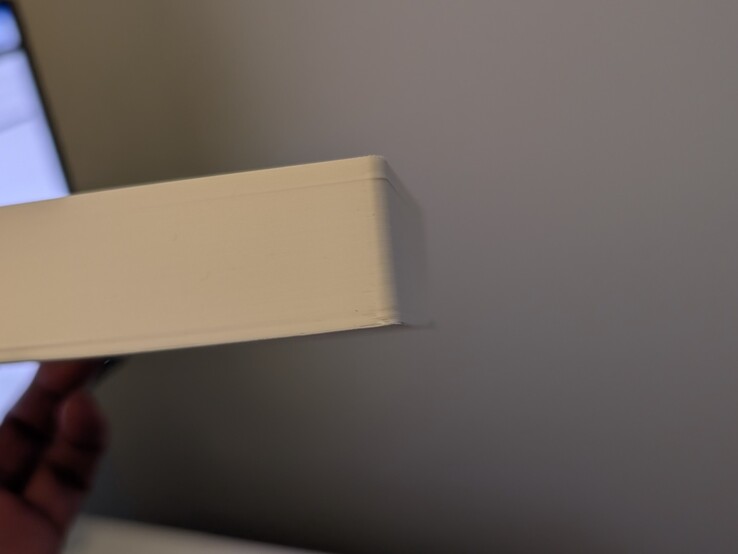 模板上的底座翘起。