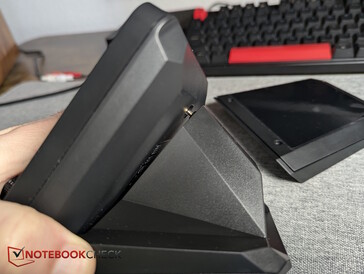 将 XLR 底座连接到 USB-C 端口,然后拧紧螺丝