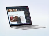 微软独家销售的新款 Surface 13 英寸笔记本电脑采用铂金外观。