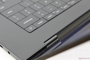 铰链刚度不错，但在调整角度时会有些晃动