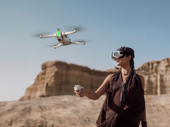 反重力 A1 与 Grip 控制器和 Vision 护目镜一起飞行。(图片来源：Insta360）