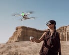 反重力 A1 与 Grip 控制器和 Vision 护目镜一起飞行。(图片来源：Insta360）