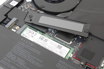 移除散热片，露出主要的M.2 PCIe4 x4插槽和SSD。